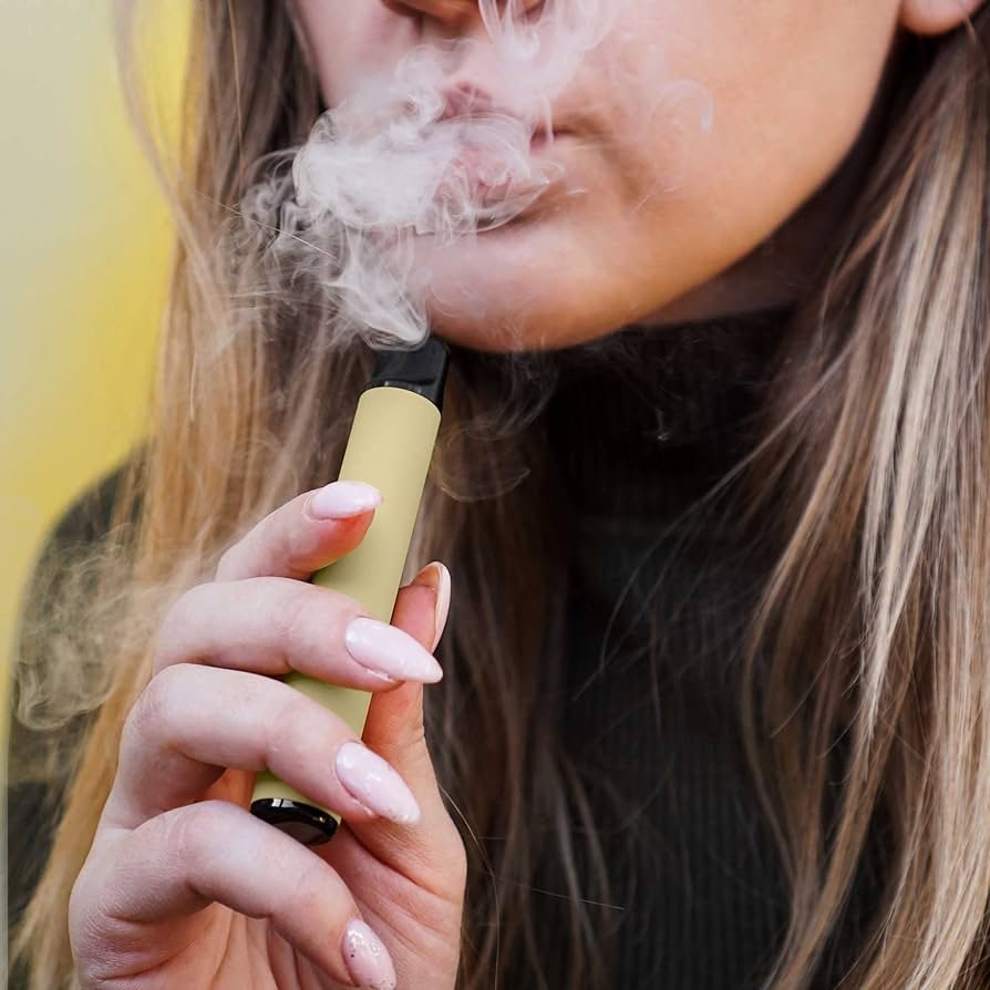 VAPEADOR DESCARTABLE * LEMON TART * 1500 PUFFS V1500 (Sabor a Tarta de Limón) AMARILLO