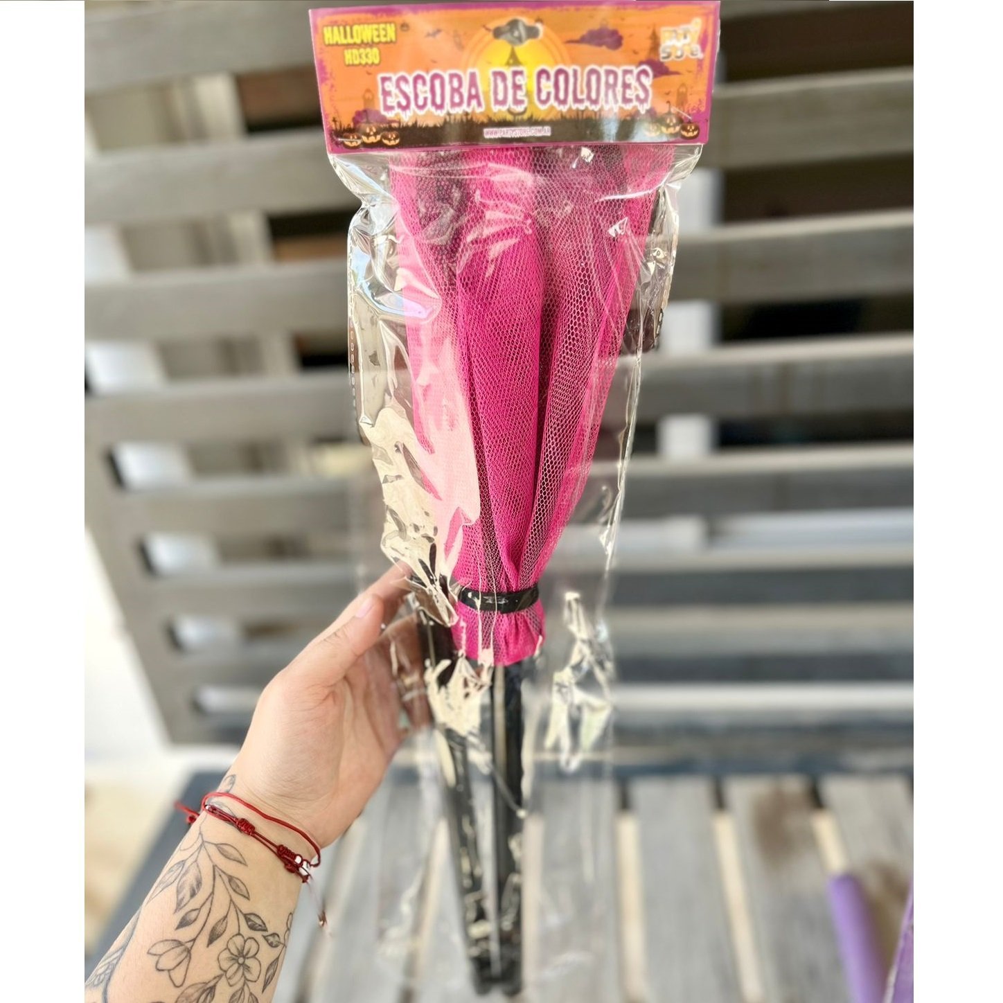 ESCOBA DE HALLOWEEN BRUJA ROSA