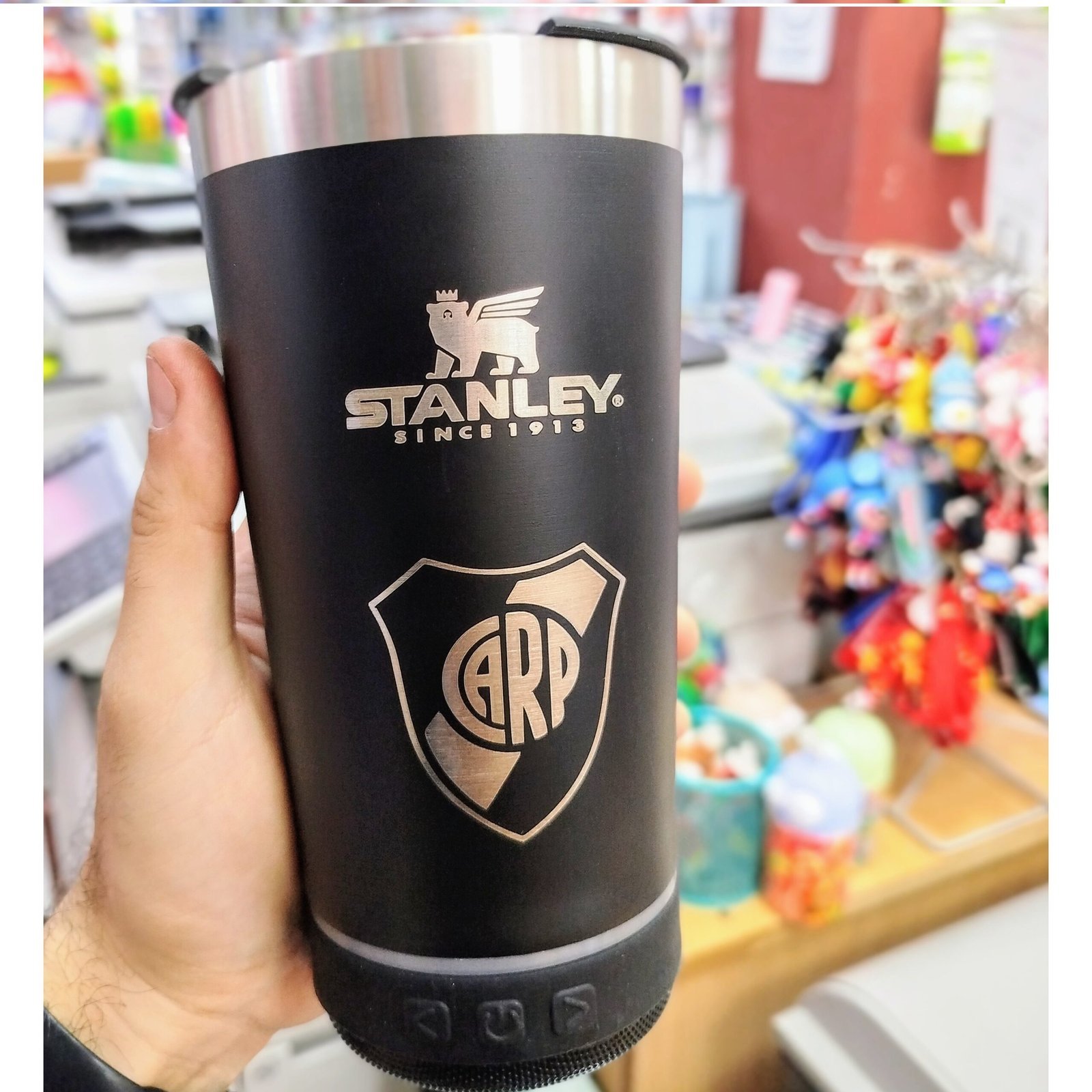 VASO TERMICO "RIVER PLATE NEGRO" STANLEY PREMIUM 500 ML - CON PARLANTE BLUETOOTH - ACERO INOXIDABLE (DOBLE CAPA) C/ LUCES + TAPA Y ABRIDOR DE B0TELLAS