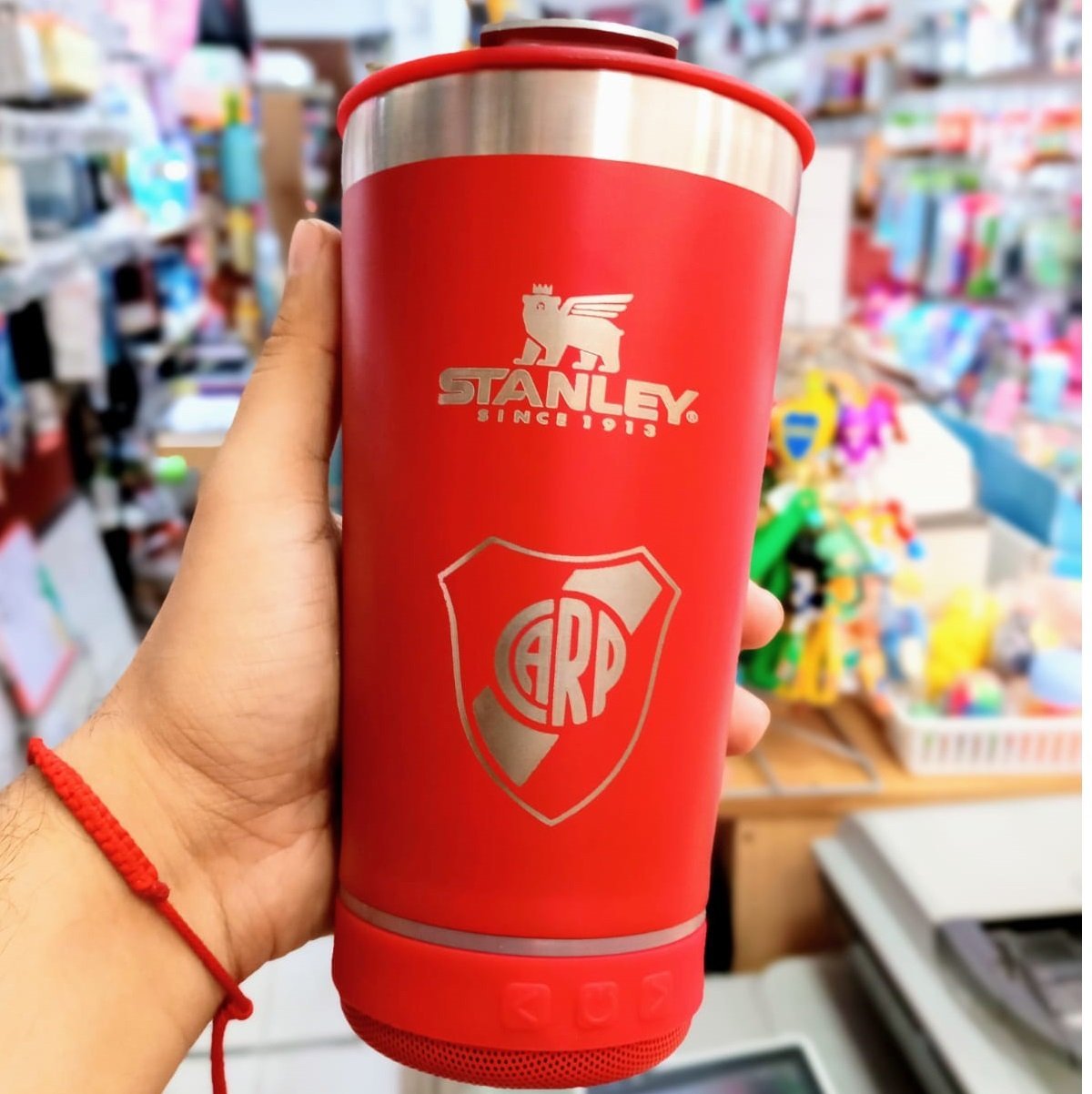 VASO TERMICO "RIVER PLATE ROJO" STANLEY PREMIUM 500 ML - CON PARLANTE BLUETOOTH - ACERO INOXIDABLE (DOBLE CAPA) C/ LUCES + TAPA Y ABRIDOR DE B0TELLAS