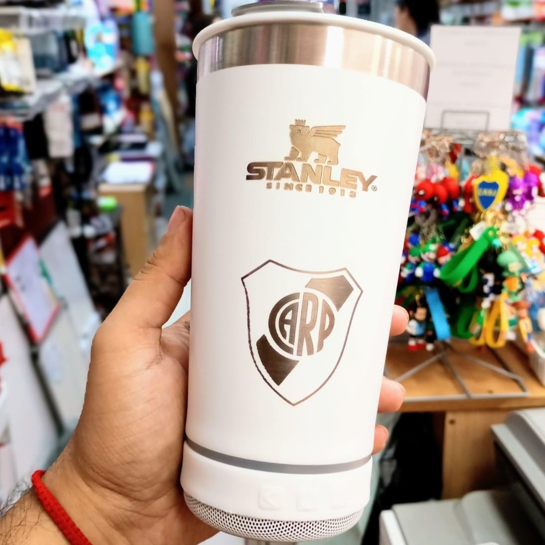 VASO TERMICO "RIVER PLATE BLANCO" STANLEY PREMIUM 500 ML - CON PARLANTE BLUETOOTH - ACERO INOXIDABLE (DOBLE CAPA) C/ LUCES + TAPA Y ABRIDOR DE B0TELLAS