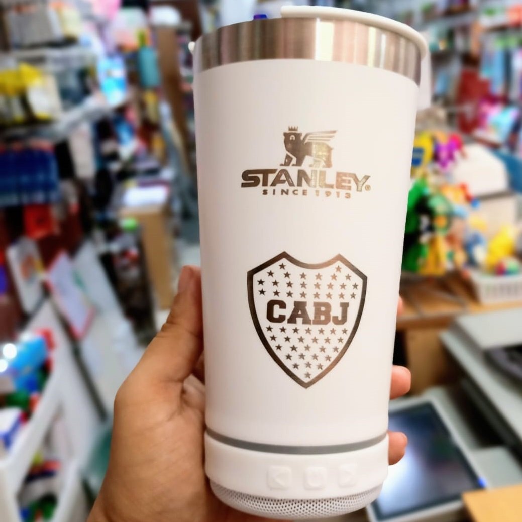 VASO TERMICO "BOCA JUNIORS BLANCO" STANLEY PREMIUM 500 ML - CON PARLANTE BLUETOOTH - ACERO INOXIDABLE (DOBLE CAPA) C/ LUCES + TAPA Y ABRIDOR DE B0TELLAS