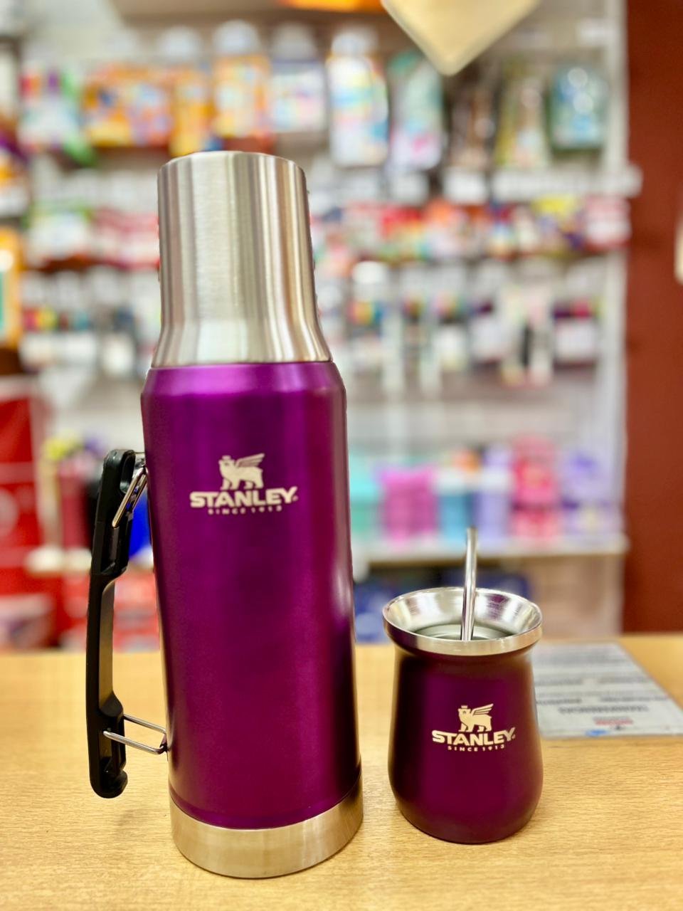 SET METALIZADO TIPO * TERMO STANLEY 1.2L + MATE 260ML + BOMBILLA / (NUEVO PICO VERTEDOR) ACERO INOXIDABLE