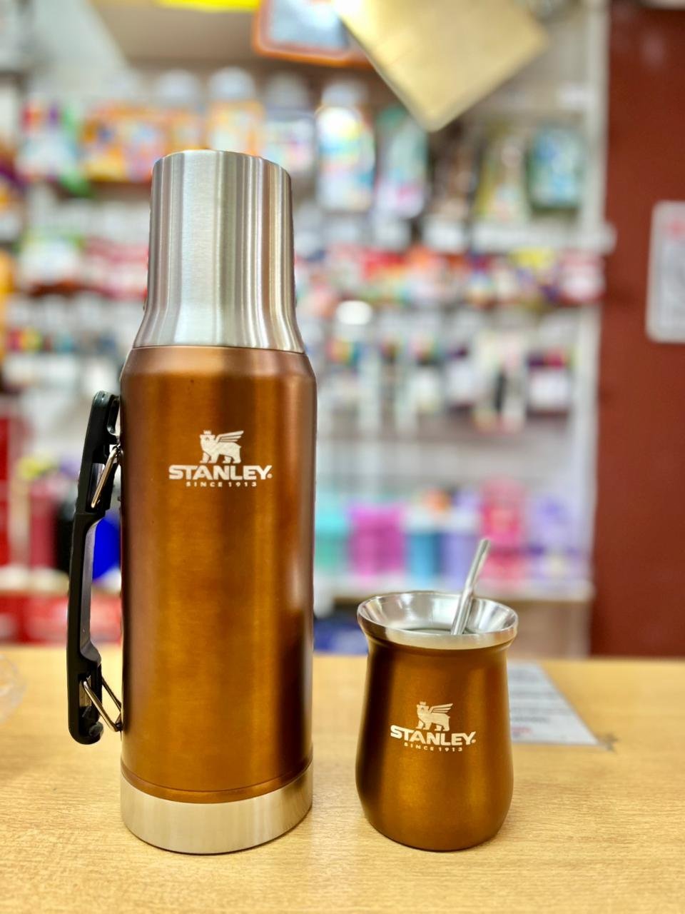 SET METALIZADO TIPO * TERMO STANLEY 1.2L + MATE 260ML + BOMBILLA / (NUEVO PICO VERTEDOR) ACERO INOXIDABLE