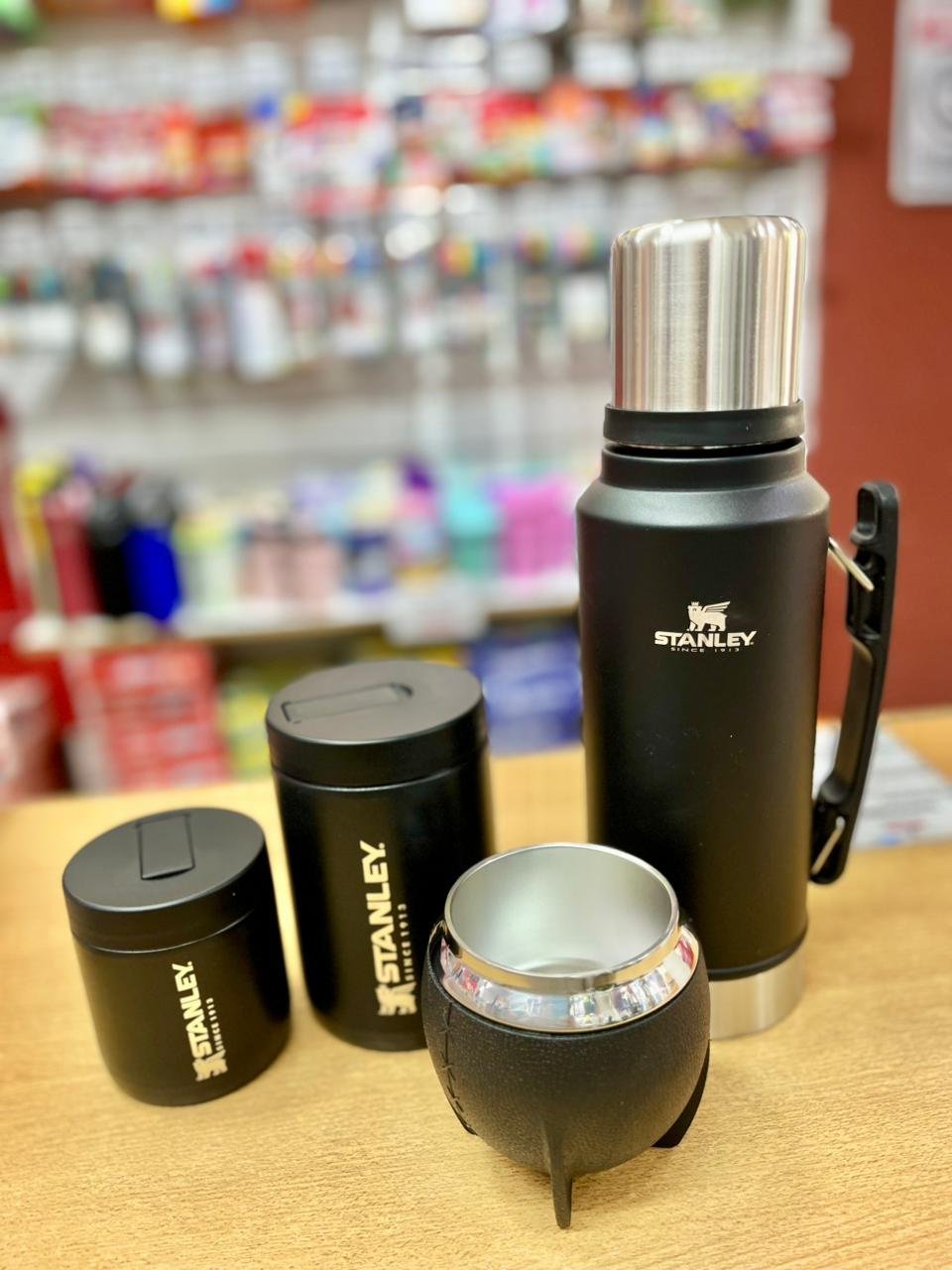 SET COMPLETO x 4 PIEZAS * TERMO Grabado STANLEY 1 Litro + MATE 280ML + YERBERO + AZUCARERO (EN CAJA EXHIBIDORA) ACERO INOXIDABLE