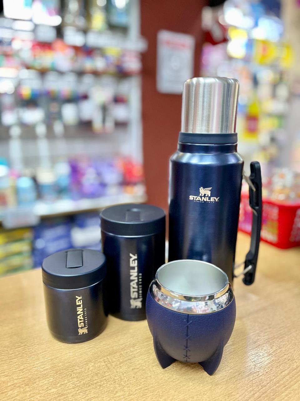 SET COMPLETO x 4 PIEZAS * TERMO Grabado STANLEY 1 Litro + MATE 280ML + YERBERO + AZUCARERO (EN CAJA EXHIBIDORA) ACERO INOXIDABLE