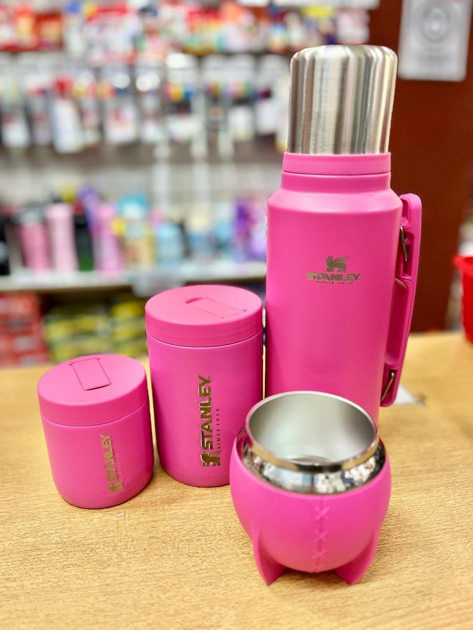 SET COMPLETO x 4 PIEZAS * TERMO Grabado STANLEY 1 Litro + MATE 280ML + YERBERO + AZUCARERO (EN CAJA EXHIBIDORA) ACERO INOXIDABLE