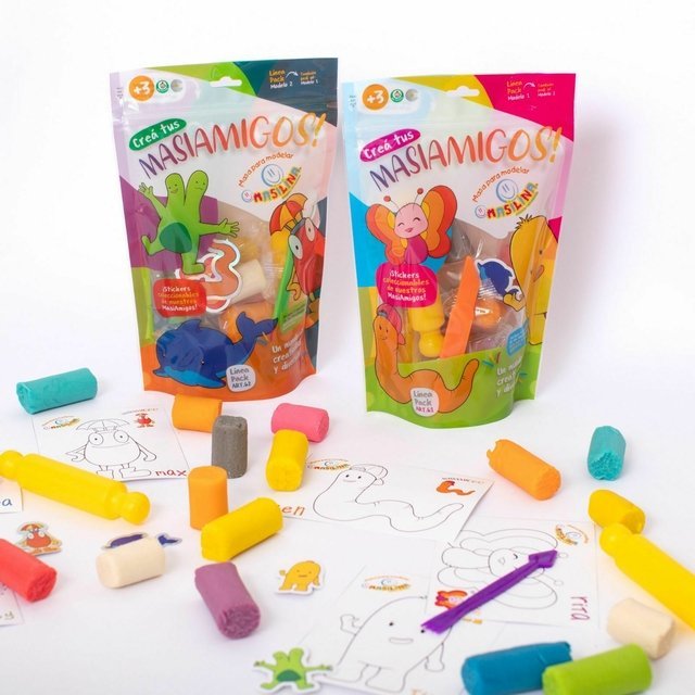 SET * MASIAMIGOS * MASAS x 10 unidades + 3 Plantillas Plastificadas + 1 Palito de amasar + 1 Estecas + 2 Stiickers MASILINA (Con Cierre ZIP)
