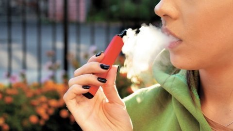 VAPEADOR DESCARTABLE * LEMON TART * 1500 PUFFS V1500 (Sabor a Tarta de Limón) AMARILLO