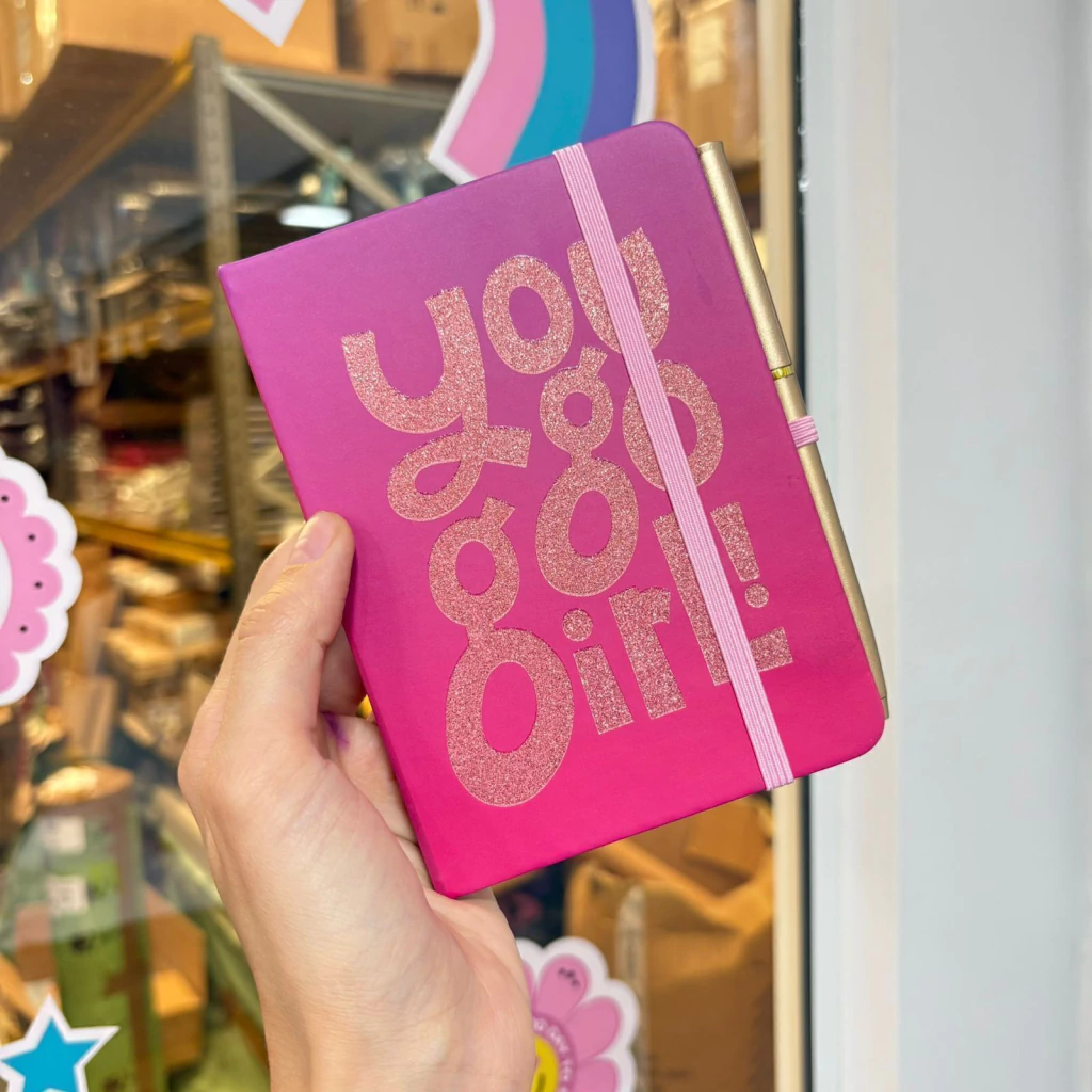 Kit Libretas A6 " Yoy Go Girl C/ Elastico + Lapicera Dorada * (Tinta Azul)